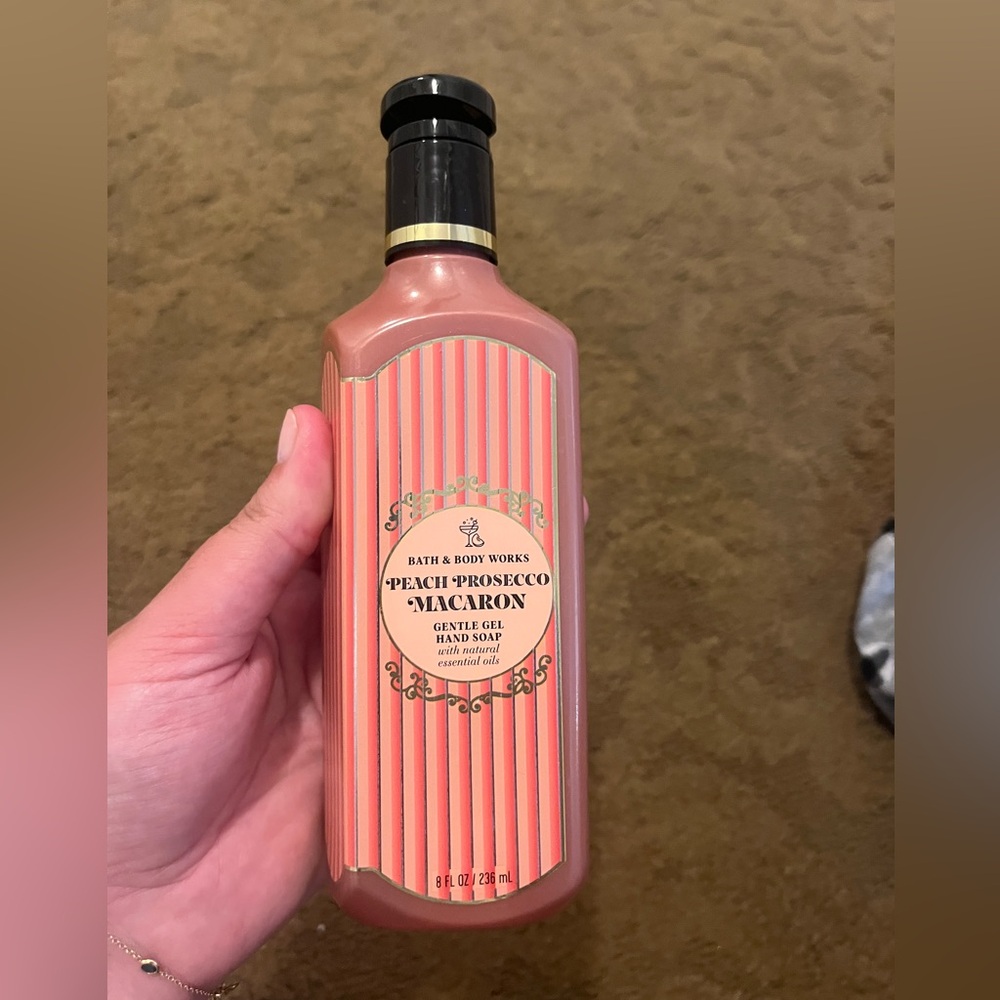 Bath & Body Works Gel hand soap in Peach Prosecco Macron